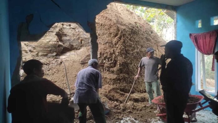 Tebing longsor jebol rumah di Banjaranyar Ciamis