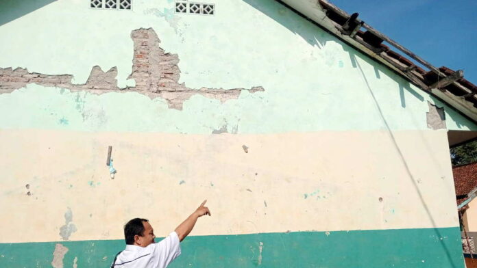 Tiga Ruang Kelas SDN 2 Pamarican Ciamis Memprihatinkan