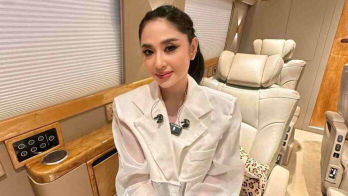 Berseteru dengan Dewi Persik