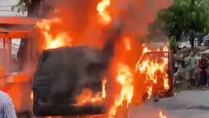 Mobil Tiba-tiba Terbakar