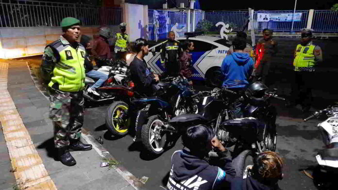 Menggunakan Knalpot Brong