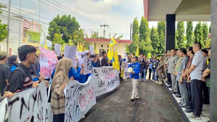 Aktivis PMII Demo DPRD dan Kantor Pemkot Kota Banjar Saat Peringatan Hakordia
