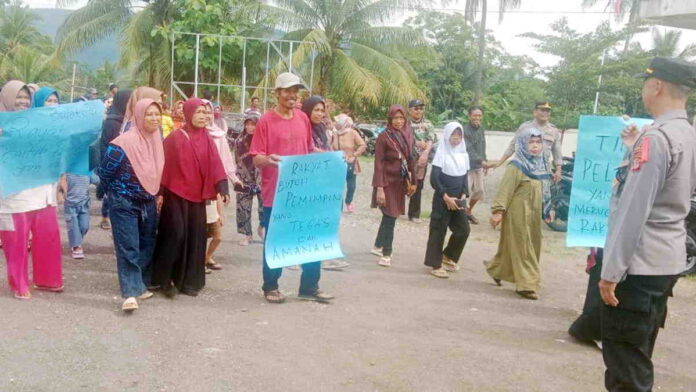 Diduga Markup Harga Material Pembangunan Weslik