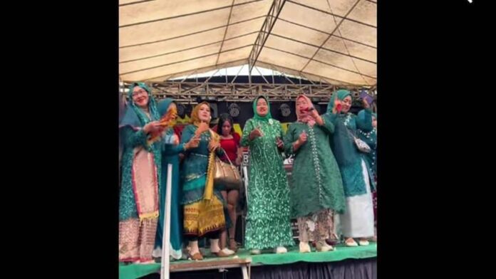 Emak-Emak Lampung Nyanyi Lagu Waktu Ku Kecil