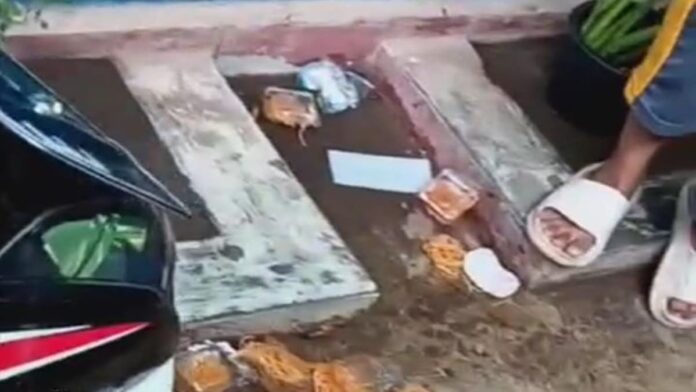 Ibu kantin sekolah di Brebes buang dagangan siswi