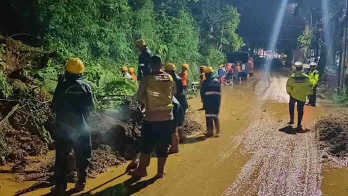 Jalan Tasikmalaya-Garut tertutup longsor