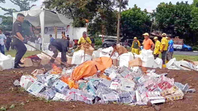 Kejaksaan Negeri Sumedang Bakar Jutaan Batang Rokok Ilegal