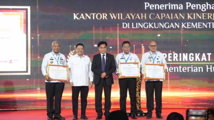 Kemenkumham Jabar Terima Penghargaan Kanwil Terbaik II dalam Capaian Kinerja