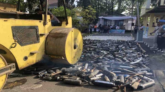 Knalpot brong dan miras ilegal dimusnahkan di Garut