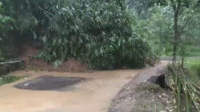 Longsor menutup akses Jalan Raya Banjarwangi-Cikajang Garut