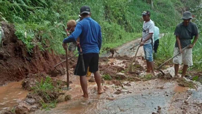 Longsor menutup akses jalan di Pangandaran