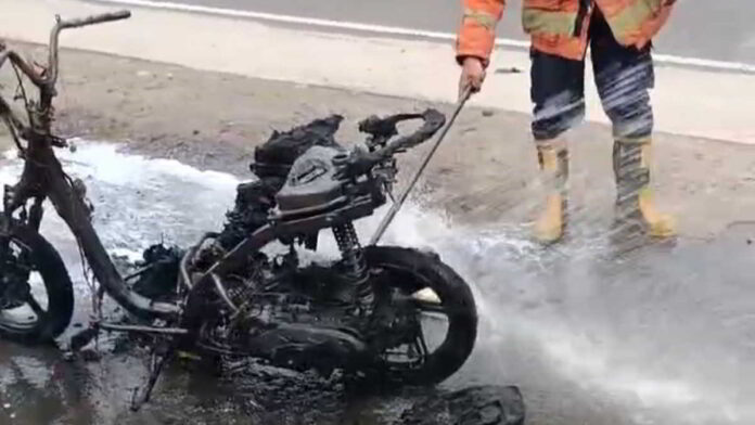 Motor Tiba-tiba Terbakar Saat Digunakan Berkendara di Kota Banjar