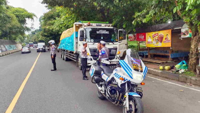 Polisi Tindak Kendaraan Sumbu 3 yang Masih Beroperasi Jelang Nataru di Kota Banjar
