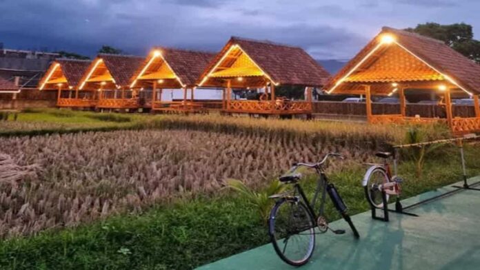 Rumah Makan Botram di Sawah Ciamis