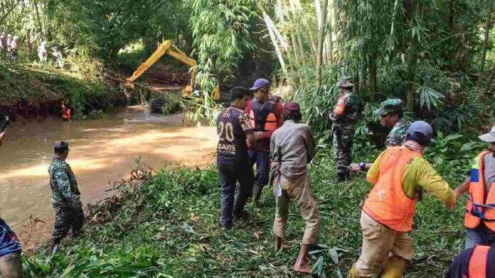 TNI bebersih sungai Citanduy