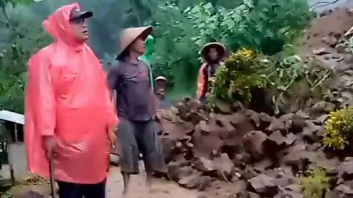 TPT di Gunungsari Ciamis longsor dan tutupi jalan