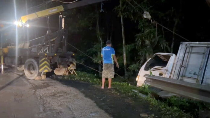 Truk Boks Terguling di Tanjakan Bohong Tasikmalaya
