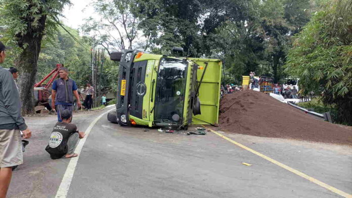 Truk Pengangkut Pasir Terguling di Sumedang