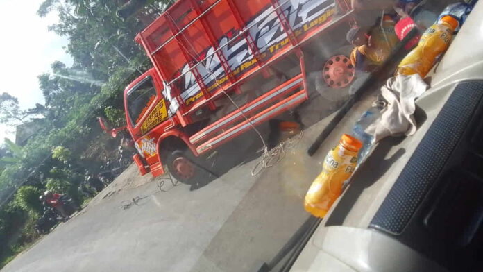Truk pengangkut pasir terperosok di Tanjakan Bayasari Ciamis