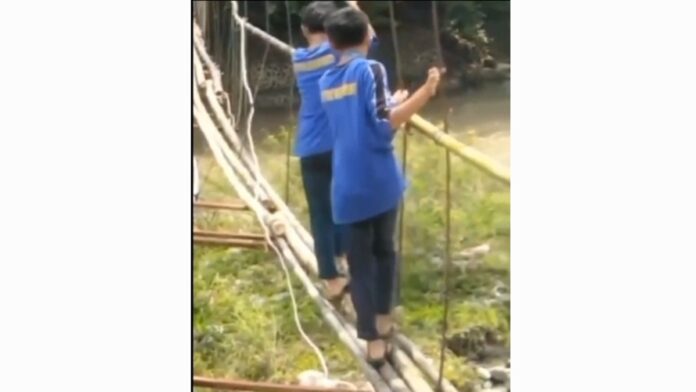 Viral siswa di Garut bergelantungan di jembatan rusak