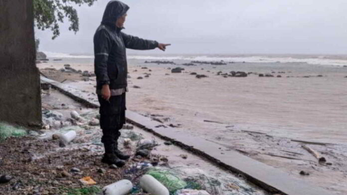 Nelayan di Pantai Cidora