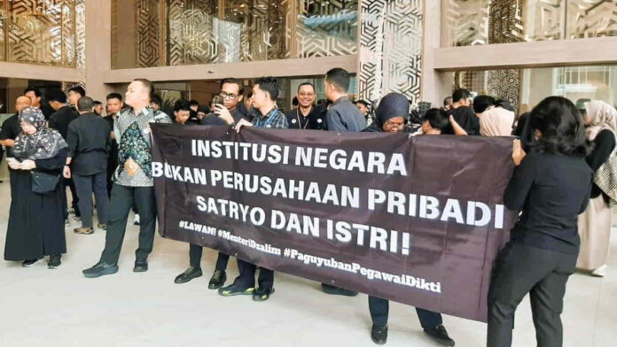 Demo ASN Protes Menteri Dikti Saintek