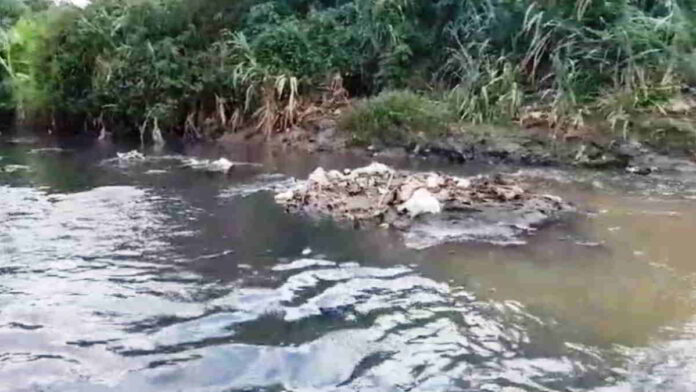 Cairan Hitam Bau Menyengat