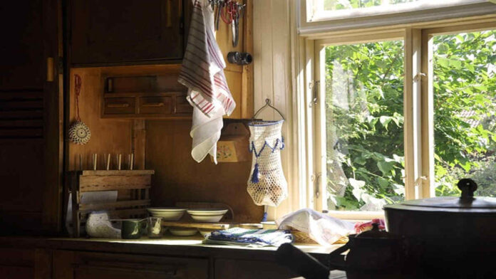 Jendela Dapur Geser Kayu Buat Tampilan Lebih Modern