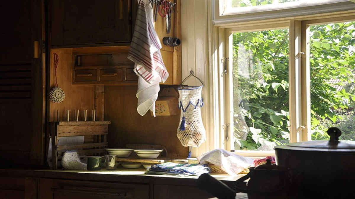 Jendela Dapur Geser Kayu Buat Tampilan Lebih Modern