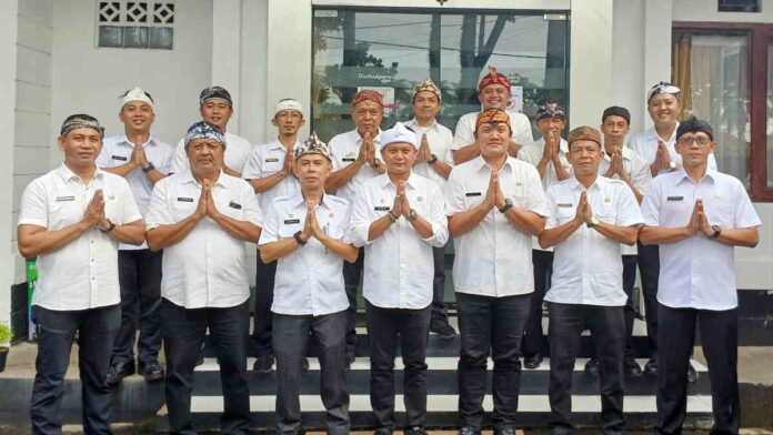 Kompak Pakai Iket Sunda