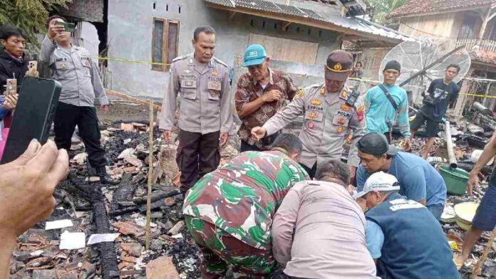 Lansia rumah terbakar