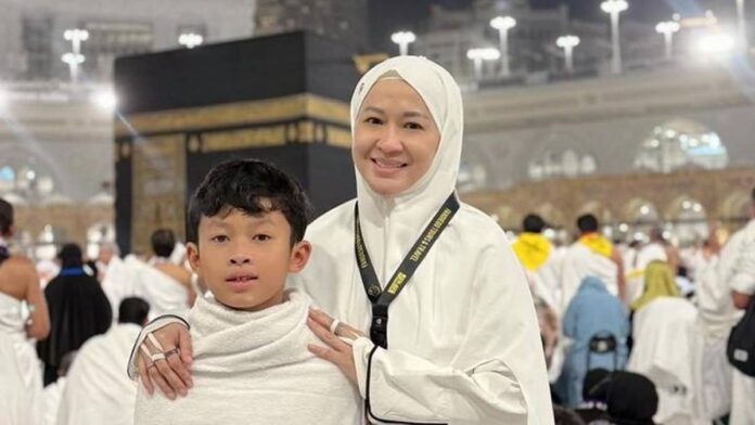 Okie Agustina Umrah, Ucapkan Terima Kasih Kepada Sang Putra (IG)