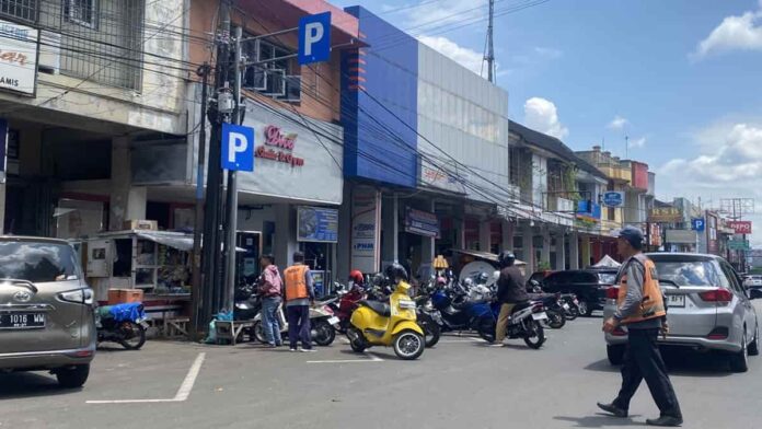 Parkir tepi jalan di Ciamis