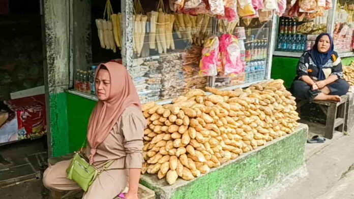 Pedagang oleh-oleh di Cadas Pangeran Sumedang
