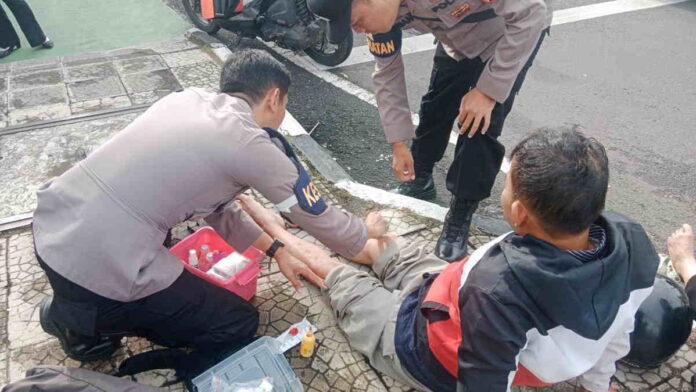Personel Dokkes Polres Ciamis Berikan Pertolongan Medis Pertama kepada Korban Laka Lantas