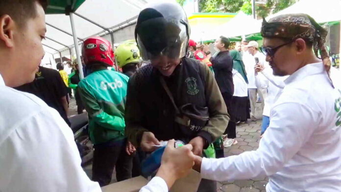 Ratusan Ojol di Sumedang Dapat Makan dan Ganti Oli Gratis dari Baznas