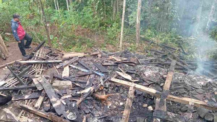 Rumah dan madrasah terbakar