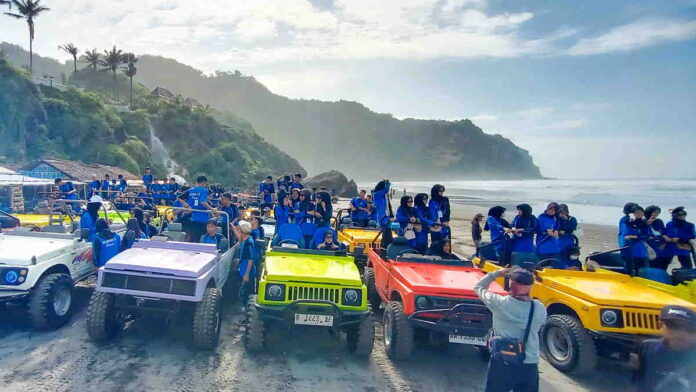 Wisata Jeep di Tepian Pantai Parangtritis