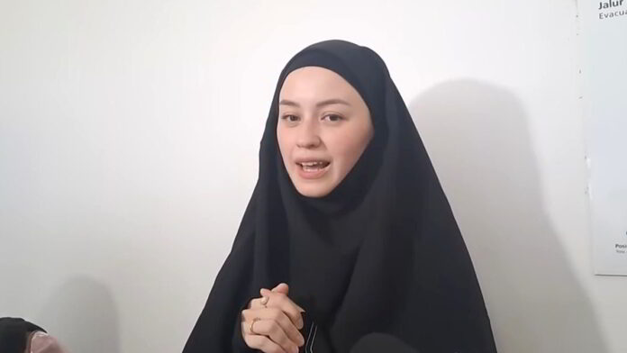 Kimberly Ryder Belajar Berhijab