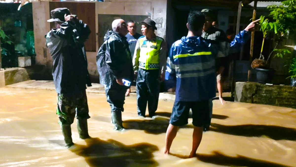 Hujan Deras Sebabkan Banjir dan Longsor di Majalengka, Warga Terjebak dan Infrastruktur Hancur