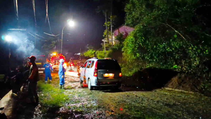 Jalan Penghubung Sumedang-Subang Tertutup Tebing Longsor