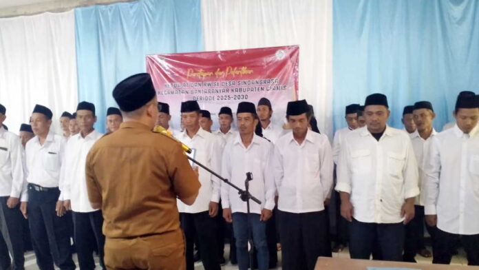 Lantik Ketua RT dan RW, Kades Sindangrasa Ciamis Minta Jalankan Tugas dengan Baik