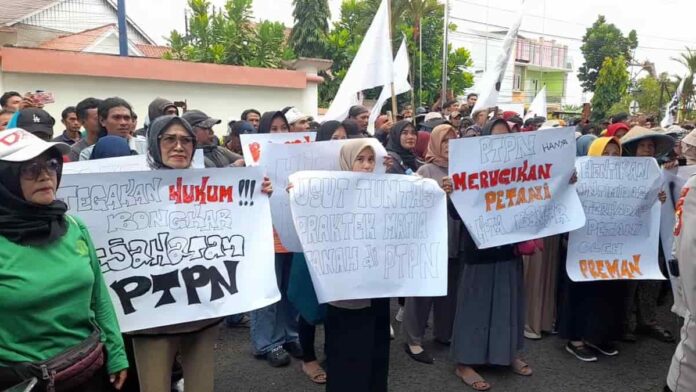 Petani unjuk rasa di depan DPRD Kota Banjar