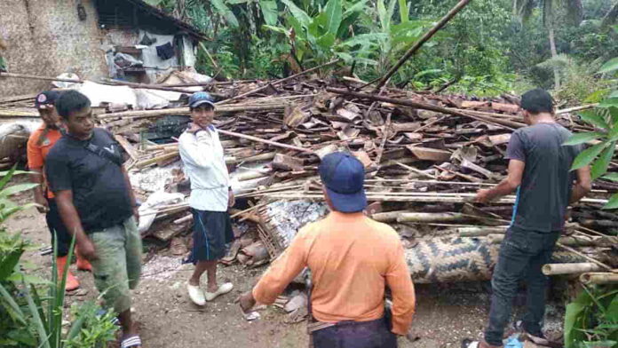 Rumah Lapuk Ambruk