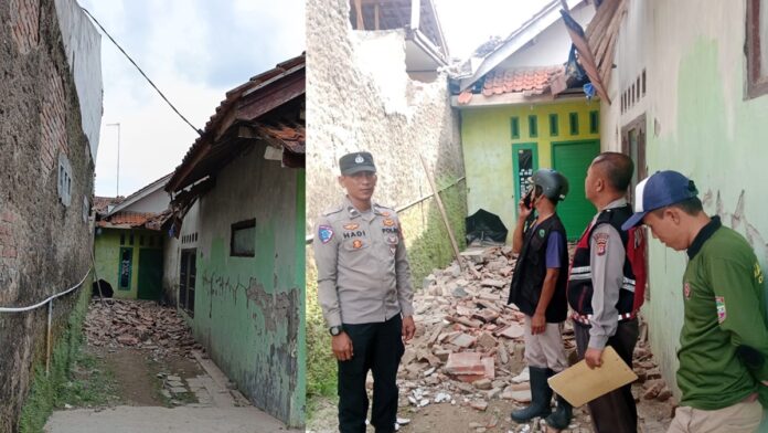 Rumah Yayang Jebol Timpa Atap Tetangga di Banjarsari Ciamis