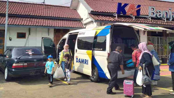 Bus DAMRI Stasiun Banjar