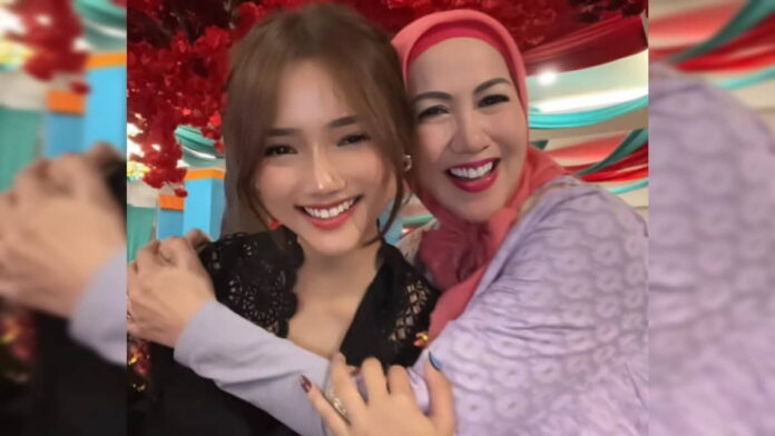 Fuji bukber bareng keluarga Verrel Bramasta