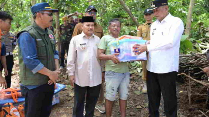 Rumahnya Hancur Tertimpa Pohon