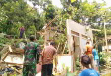 Evakuasi Rumah Warga