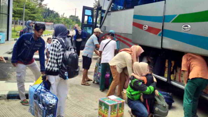 Arus Pemudik di Terminal